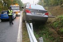 Nehoda u Hrabišína, při které řidič zastavil až na svodidle, 19. října 2023