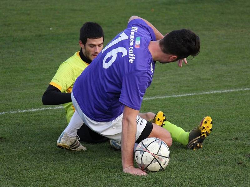 Rapotín (ve žlutém) zdolal v derby Velké Losiny.