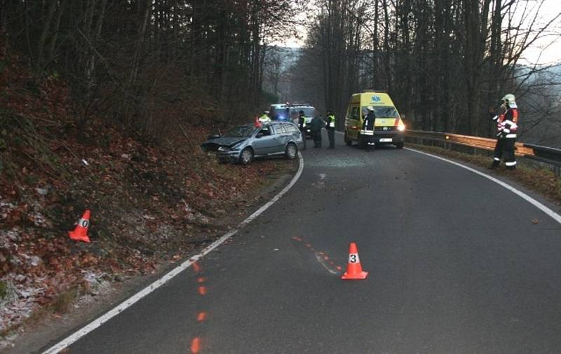 Řidiče na Jesenicku ve čtvrtek 15. listopadu zaskočilo náledí.