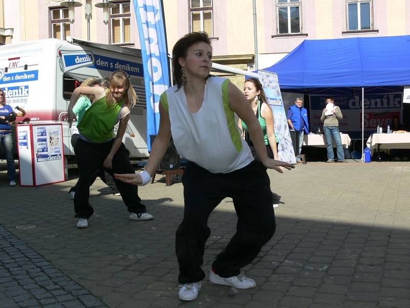 Své umění na Dni s Deníkem předvedla streetdancová  skupina, která funguje pod Vilou Doris. Dívčí taneční formace se specializuje na hip hop, house dance, r n b, věnuje se také scénickému tanci. Skupina má 19 členek.