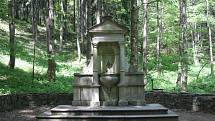 Rumunský pramen se pyšní nejhonosněji zdobeným pomníkem v celých jesenických lázních. Mramorový monument nechal postavit rumunský král Karol I., který se v lázních léčil v roce 1888.