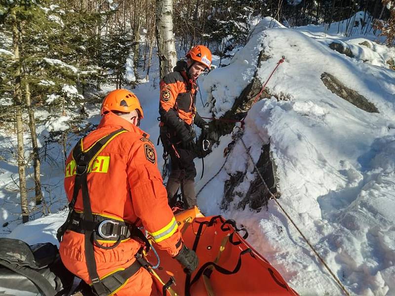 Takto vypadá záchrana osob z nepřístupného terénu. Na snímku cvičení jesenických hasičů ve skalách u Bělé pod Pradědem.