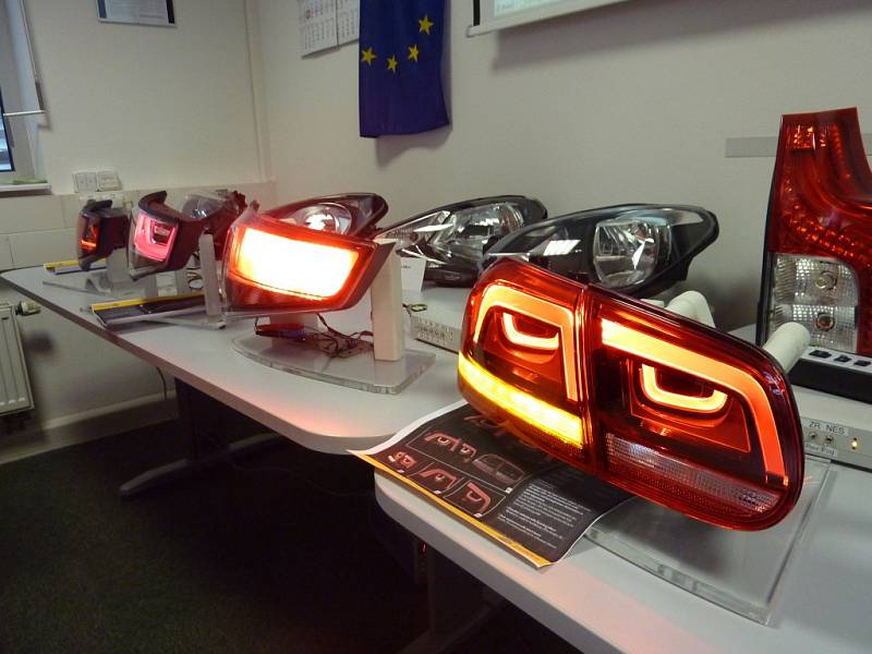 Závod Hella Mohelnice vyrábí světlomety a zadní lampy pro automobily.