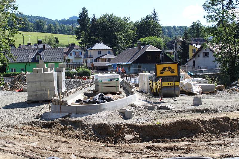 Stavba rejvízského mostu, stav 8. srpna 2017.