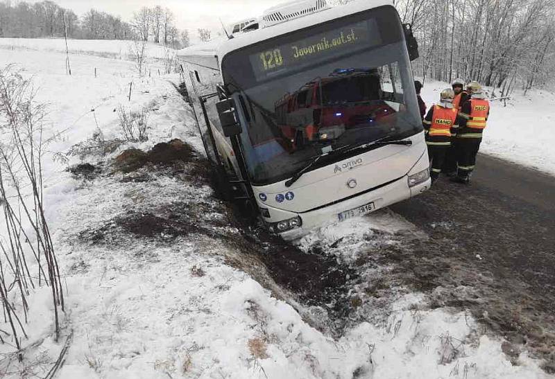 Havárie autobusu na silnici mezi Vápennou a Žulovou na Jesenicku. 7. ledna 2021