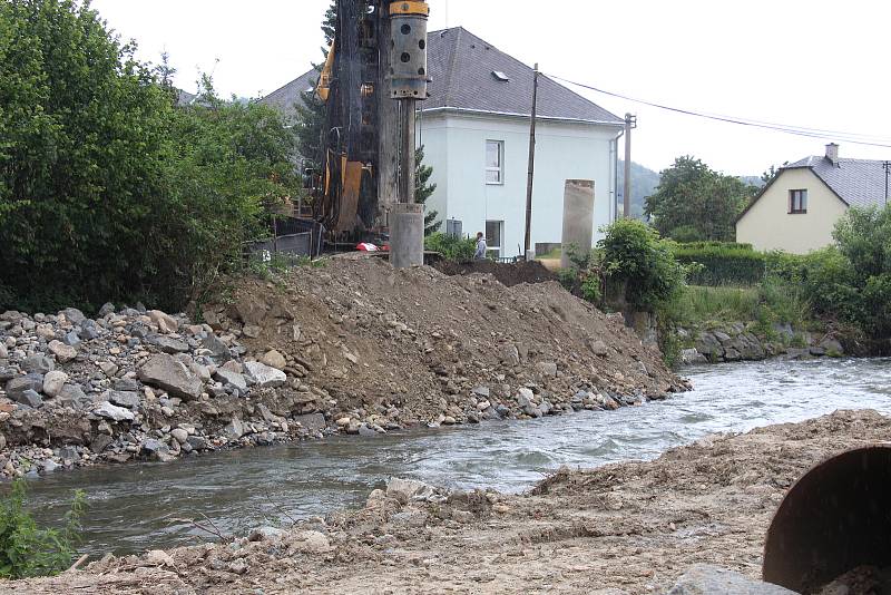 Stavba protipovodňových opatření na řece Desné - lokalita u rapotínského náměstí.