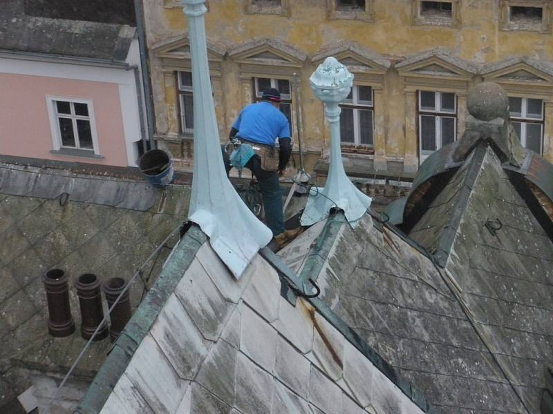 Postřelmovský horolezec při opravě střechy radnice v Šumperku.