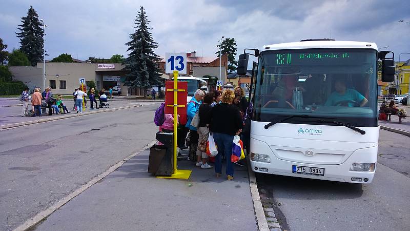 Na nástupištích autobusového nádraží v Šumperku chybí cestujícím přístřešky.