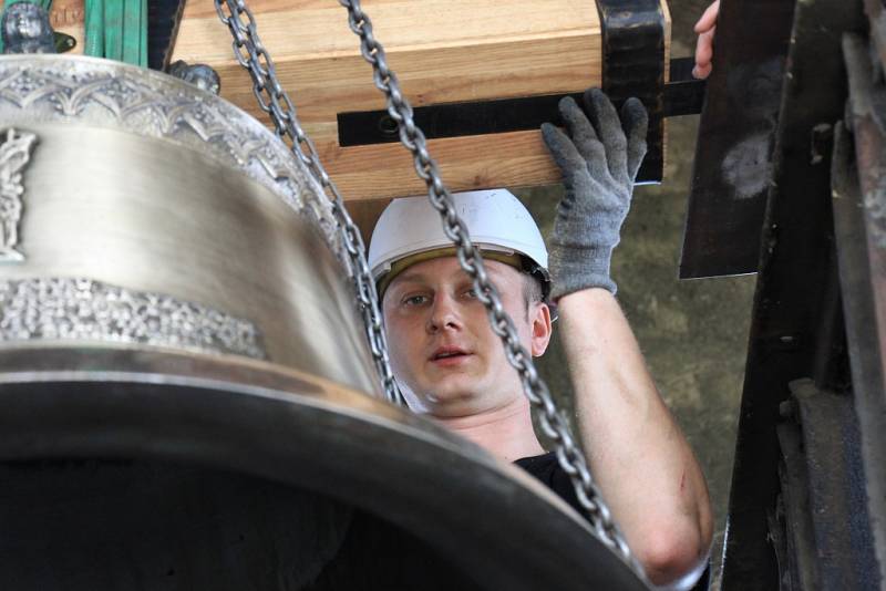 Zdvihání a instalace nového zvonu do věže kostela ve Vidnavě a snášení jeho starého předchůdce.