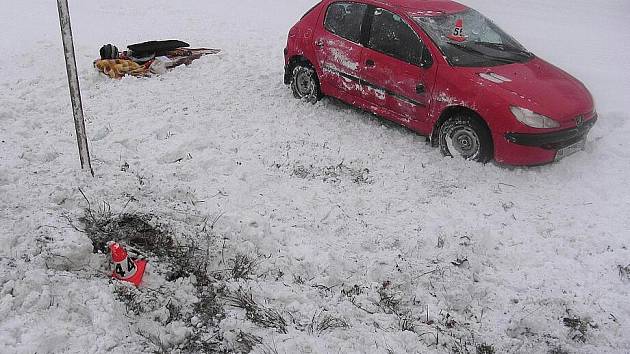 Na silnici mezi Kláštercem a Bludovem vjel  do pole řidič peugeotu,  jehož vůz se stal neovladatelný poté, kdy vjel na namrzlý most