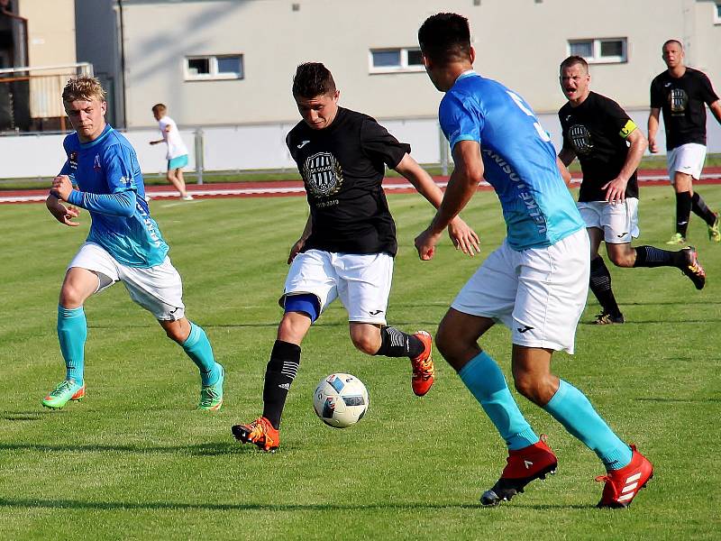 Velké Losiny (v modrém) uspěly v Zábřehu na penalty