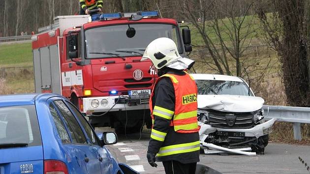 Hromadná nehoda se stala v pátek 25. listopadu před sedmou hodinou ranní v Šumperku pod Bludovským kopcem u odbočky na Bludoveček.