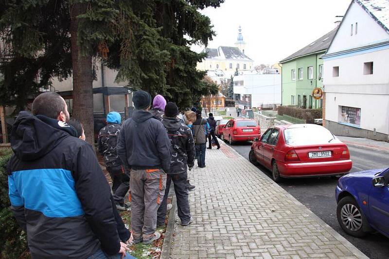 Centrum Zábřehu uzavřeli, muž na střeše začal na ulici házet kameny 