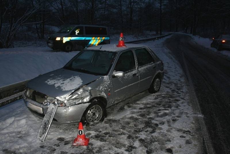 Ve dnech 12. a 13. ledna zasahovali policisté na Jesenicku u tří dopravních nehod. Všechny havárie měly společného jmenovatele – řidiči nepřizpůsobili rychlost na kluzké silnici.