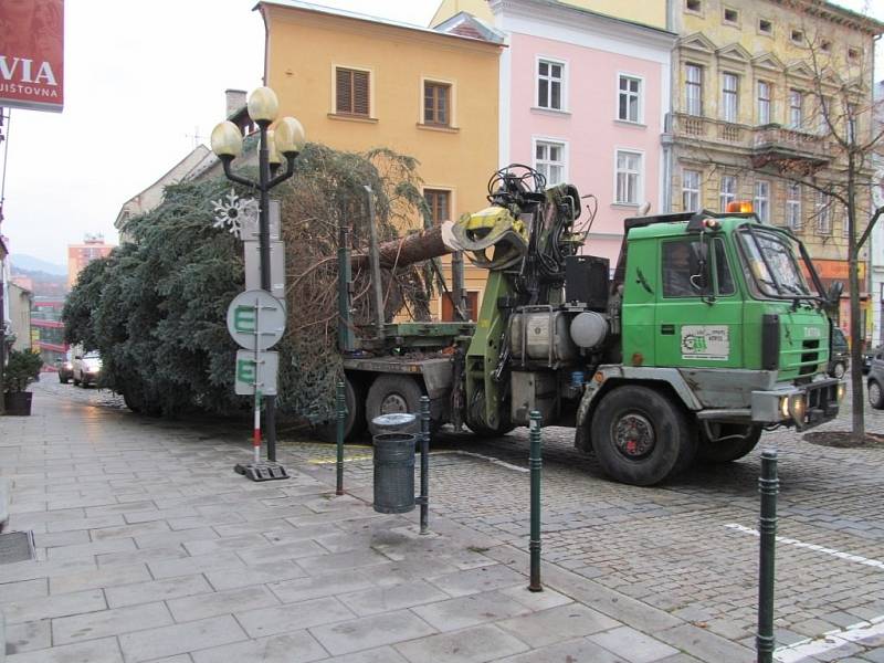 Náměstí Míru v Šumperku již zdobí vánoční strom.