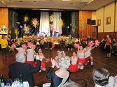 Formou originálních květinových vazeb představili zahradníci na svém plese v pátek 21. února v Zábřehu   všechny současné hlavní sporty.
