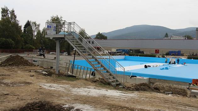 Rekonstrukce jesenického koupaliště, stav 8. října 2015.