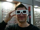 Speciální brýle na sledování zastíněného slunečního kotouče se už nevyrábějí, zbylé kusy z minulého zatmění mají v optice Ottlens v Šumperku