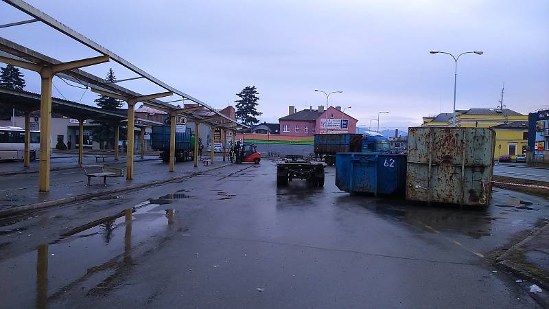 Demontáž ocelových střech nad nástupišti autobusového nádraží v Šumperku.