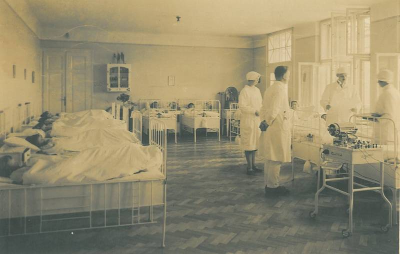 KLIDOVÝ REŽIM. Pohled do interiéru Sanatorky ve 30. letech 20. století.
