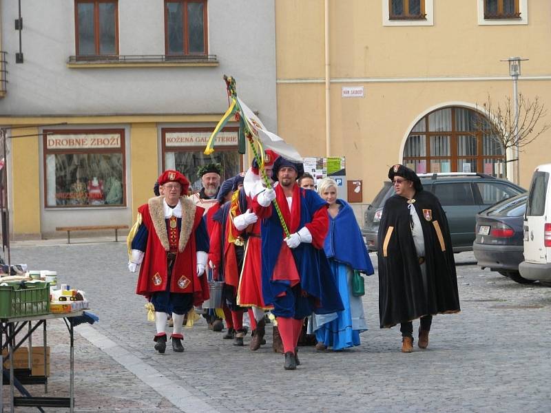 Páté roční období, tedy dobu karnevalů, zabijaček a zábav, zahájil v pondělí 11. 11. v 11 hodin a 11 minut mohelnický recesistů, který si říká Cech přátel pátého ročního období.