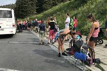 Na Praděd o prázdninách míří davy, nejen o víkendech, ale i uprostřed týdne to na asfaltce vedoucí k vrcholu vypadá jako na Václaváku, 12. srpna 2020