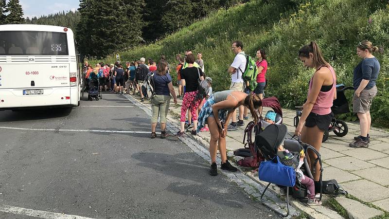 Na Praděd o prázdninách míří davy, nejen o víkendech, ale i uprostřed týdne to na asfaltce vedoucí k vrcholu vypadá jako na Václaváku, 12. srpna 2020