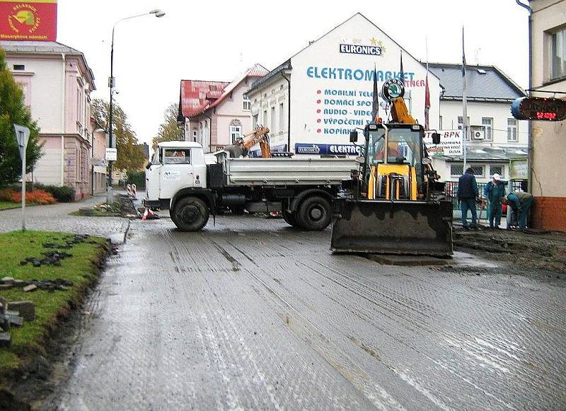 Jesenická dopravní tepna Lipovská ulice prochází rekonstrukcí