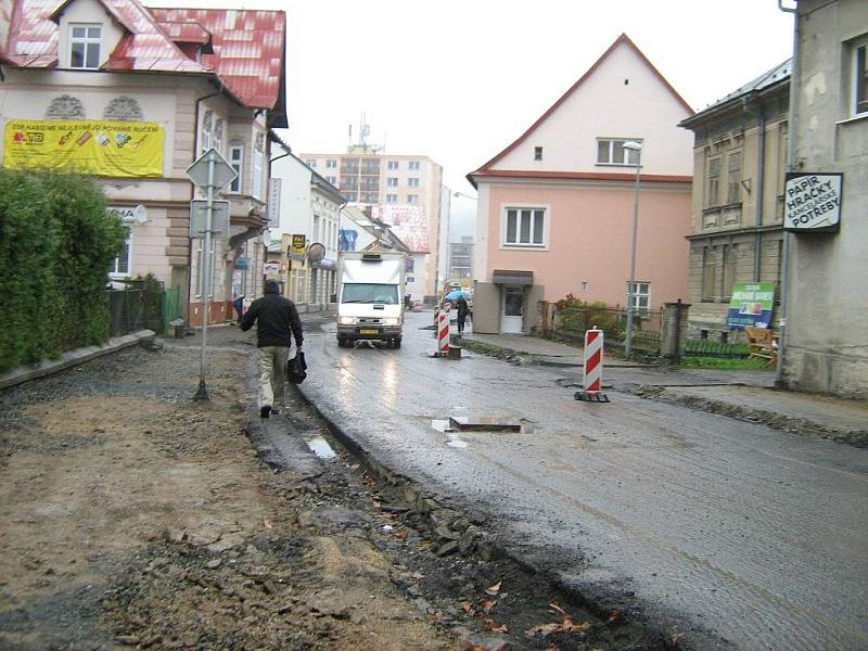 Jesenická dopravní tepna Lipovská ulice prochází rekonstrukcí