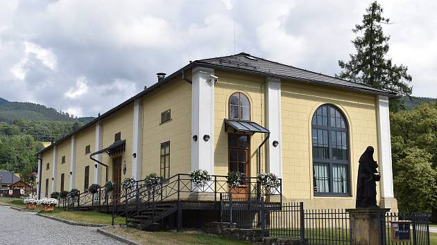 Zámecký park v Loučné nad Desnou se zámkem a bývalou oranžerií, dnes kulturním domem.