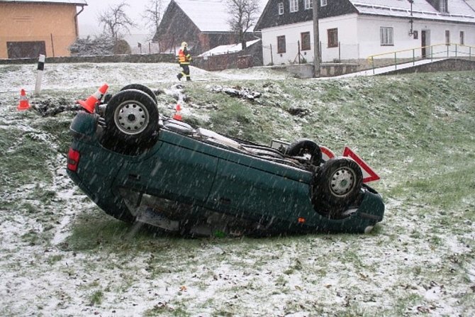 Jedna z nehod, na které se na Jesenicku podepsalo sněžení. 