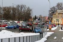 Od pátku 1. března už budou muset řidiči platit parkovné i na velkém parkovišti u nádraží v Zábřehu, kde mohli až dosud stát zdarma.