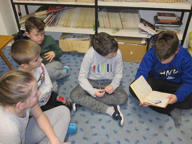 O čtení s českými autory je mezi dětmi zájem. Při předčítání se vydrží nepřetržitě střídat 24 hodin.