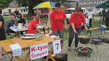 Hudebníci si v Šumperku rozdali souboj s veřejností. U Roztančených kotlíků si v rámci probíhajícího Mezinárodního folklorního festivalu poměřili síly ve vaření guláše.