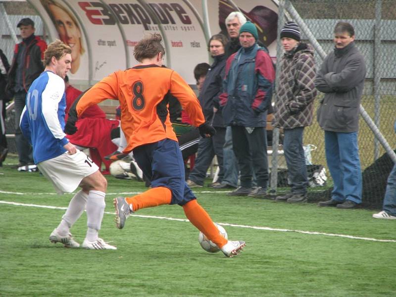 Fotbalisté Velkých Losin (modré dresy) porazili v přípravě Šumperk