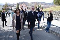 Premiér Petr Fiala v Jeseníku. Příjezd do města, návštěva u starostky, návštěva květinářství, přechod na zasedání vlády.