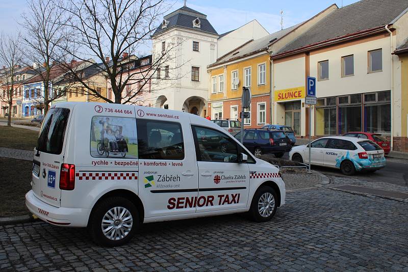 Martin Beníček bude seniory po Zábřehu vozit ve Vokswagenu Caddy.