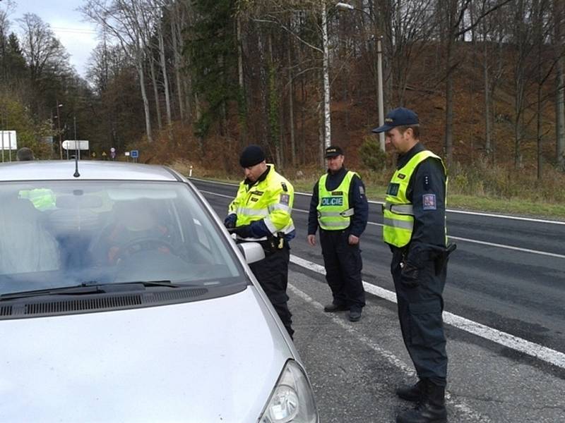 Přes čtyři sta tablet Sudafedu – léku, který drogově závislí zneužívají k výrobě pervitinu, našli celníci a policisté v jednom z osobních aut, které kontrolovali v Bílém Potoku u Javorníku nedaleko polské hranice.