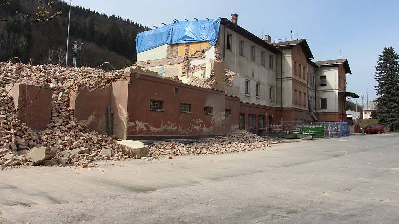 Demolice části výpravní budovy v železniční stanici Hanušovice.