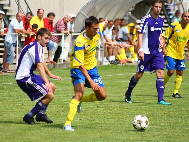 Mohelnice versus Zlín (žluté dresy) během pohárového utkání.