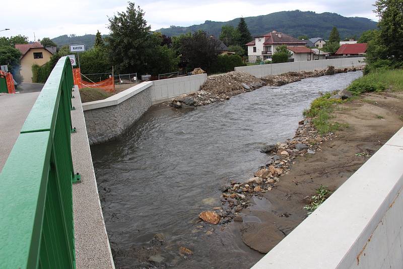 Stavba protipovodňových opatření na řece Desné - lokalita u mostu U Zmrzlináře.