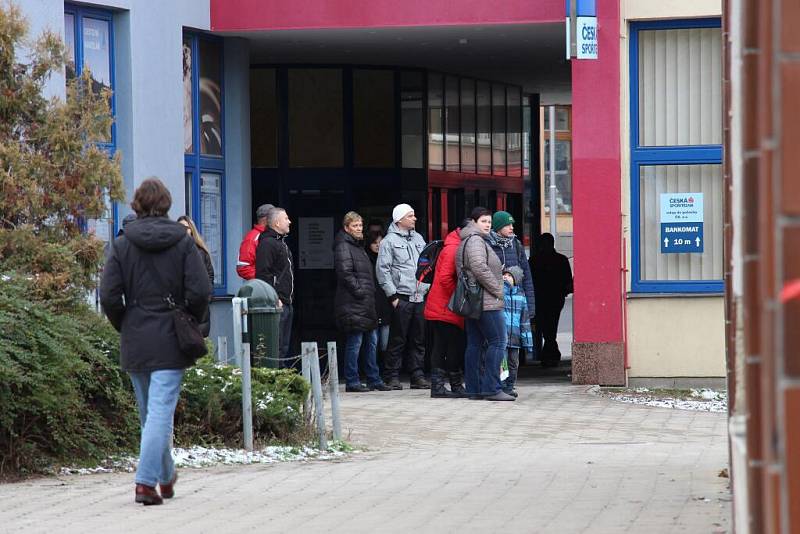 Centrum Zábřehu uzavřeli, muž na střeše začal na ulici házet kameny