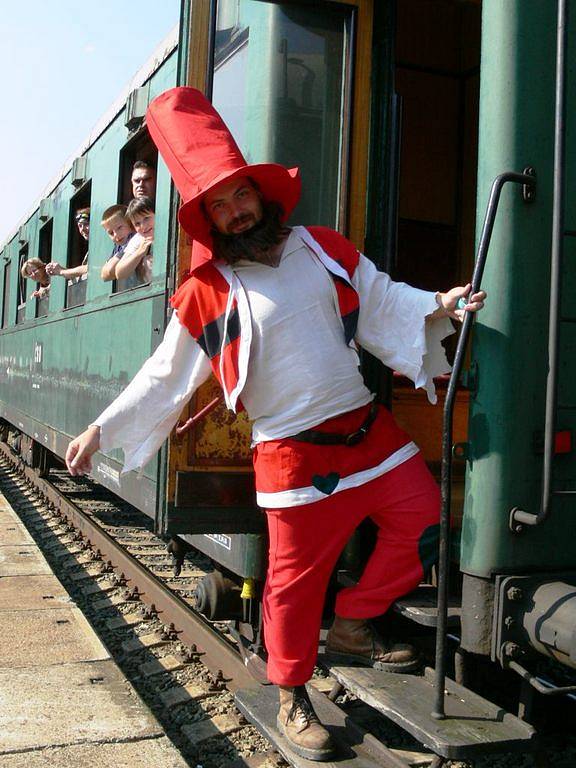 Cestu historickým vlakem dětem zpříjemnili dobrovolníci ze staroměstského sdružení Paprsek světla oblečení za postavy z oblíbených Večerníčků.
