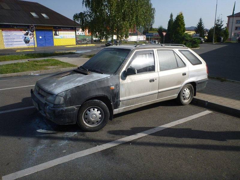 Auto, které hořelo ve Vítězné ulici v Šumperku (u Kauflandu). 