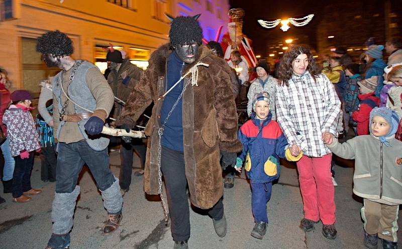 Tradiční mikulášský průvod v centru Šumperka.