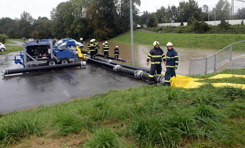 Hasiči připravují čerpání Třebůvky do Moravy 14.10.2020.