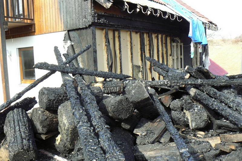 Rodinný dům v Rájci poničil oheň 25. února, majitelům má pomoci veřejná sbírka