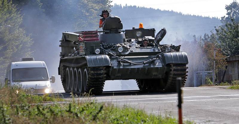 Pětatřicetitunový vyprošťovací tank na cestě do Muzea silnic ve Vikýřovicích