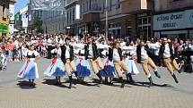 Mezinárodní folklorní festival v Šumperku vrcholí. V sobotu 17. srpna dopoledne zaplnily ulice města domácí soubory i zahraniční hosté, kteří v programu nazvaném Roztančená ulice prošly od radnice přes pěší zónu až do parku U sovy.