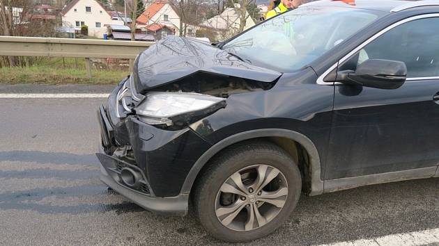 Následky dopravní nehody v neděli 27. listopadu mezi Jeseníkem a Lipovou-lázněmi.